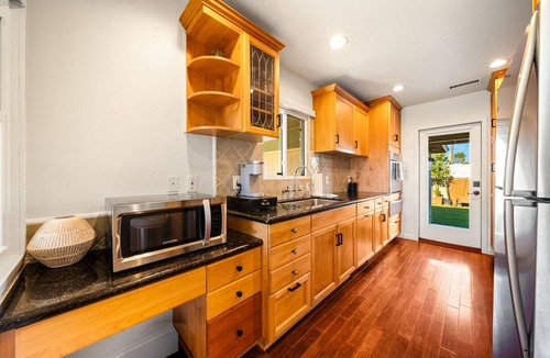 South Oceanside House | Mins To Beach W/Jacuzzi, Large Yard,Parking & AC!