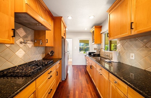 South Oceanside House | Mins To Beach W/Jacuzzi, Large Yard,Parking & AC!