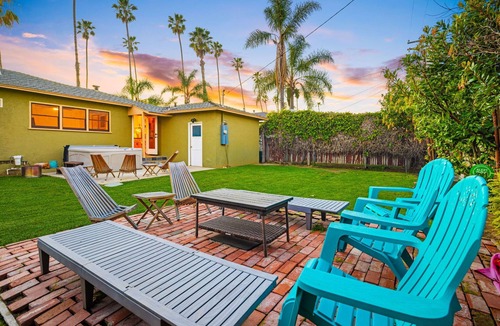South Oceanside House | Mins To Beach W/Jacuzzi, Large Yard,Parking & AC!
