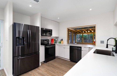 Wells Branch House | Mins to Domain -4BR Newly Reno Home - Pool+Jaccuzi - Pool +PingPong Table