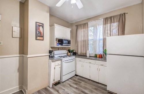 Evergreen Apartment | Mins to Downtown, Bottom Unit - Bluemoon Bungalow