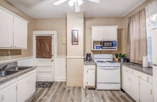 Evergreen House | Mins to Downtown, Bottom Unit - Bluemoon Bungalow