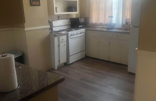 Evergreen House | Mins to Downtown, Bottom Unit - Bluemoon Bungalow