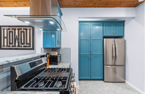Highland Park House | Mins to Downtown | Chef's Kitchen | BBQ | Games