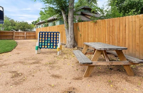 Highland Park House | Mins to Downtown | Chef's Kitchen | BBQ | Games