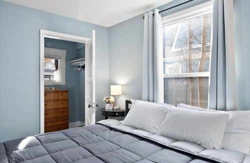 West Central House | Mins To Dwntwn & Arena | Backyard | BBQ | King Bed