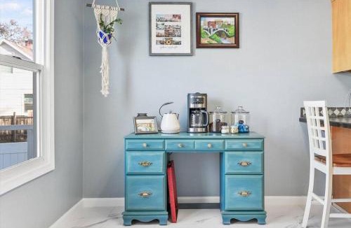 West Central House | Mins To Dwntwn & Arena Backyard BBQ King Bed