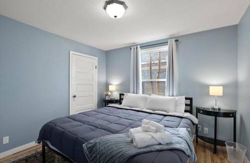 West Central House | Mins To Dwntwn & Arena Backyard BBQ King Bed