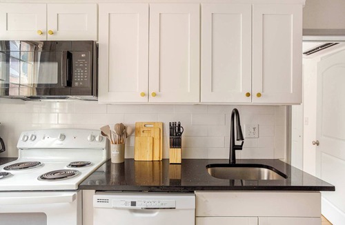 West Poplar Apartment | Mins to Fishtown & Center City | GlobeNest