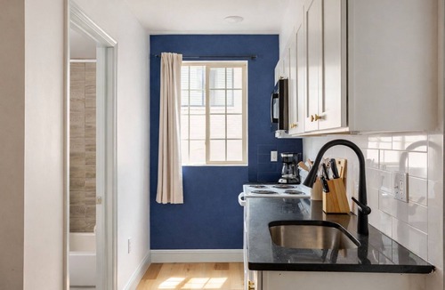 West Poplar Apartment | Mins to Fishtown & Center City | GlobeNest