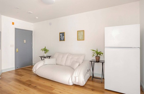West Poplar Apartment | Mins to Fishtown & Center City | GlobeNest