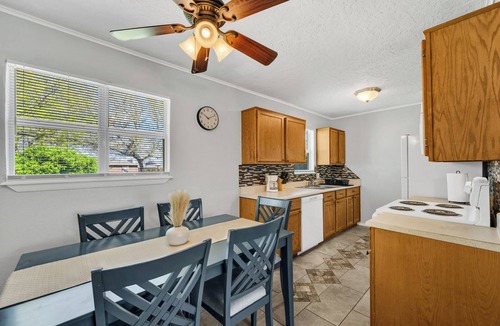 Lawton House | Mins to Fort Sill FREE WIFI & Streaming Large back Yard Perfect for large groups