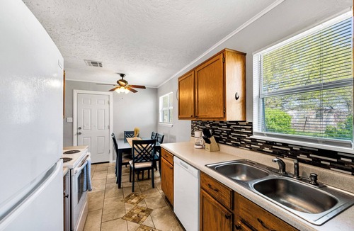 Lawton House | Mins to Fort Sill FREE WIFI & Streaming Large back Yard Perfect for large groups