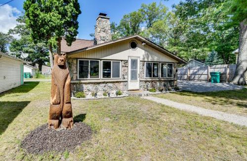 Prudenville House | Mins to Houghton Lake: Fire Pit, Grill & Yard!