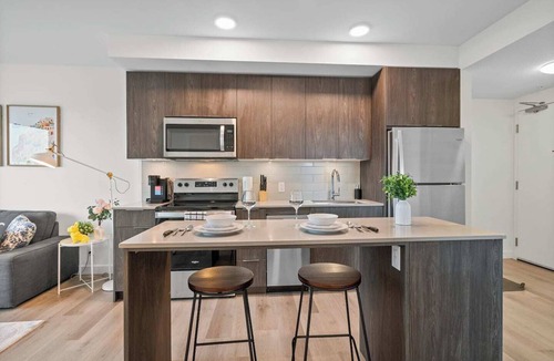 Crescent Heights Apartment | Mins to Saddledome | 2BR | Rooftop Patio | UG Park