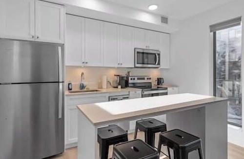 Crescent Heights Apartment | Mins to Saddledome | Rooftop Patio | Sofa Bed