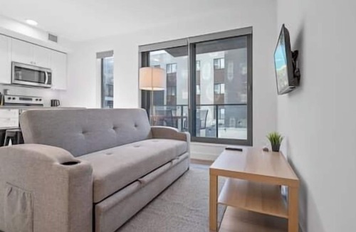Crescent Heights Apartment | Mins to Saddledome | Rooftop Patio | Sofa Bed
