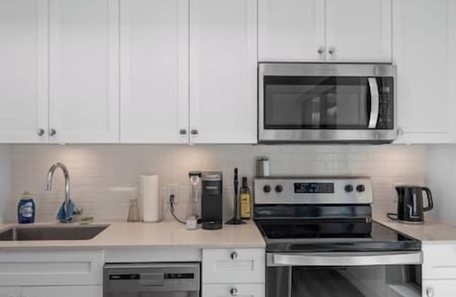 Crescent Heights Apartment | Mins to Saddledome | Rooftop Patio | Sofa Bed