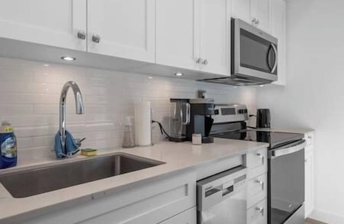 Crescent Heights Apartment | Mins to Saddledome | Rooftop Patio | Sofa Bed