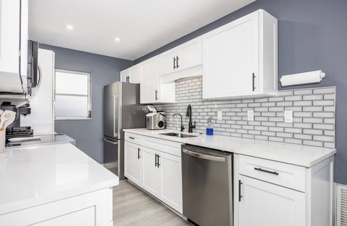 Arlington Park House | Mins to the Beaches and Downtown, Backyard Oasis, Serene Neighborhood