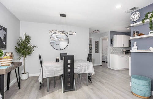 Arlington Park House | Mins to the Beaches and Downtown, Backyard Oasis, Serene Neighborhood