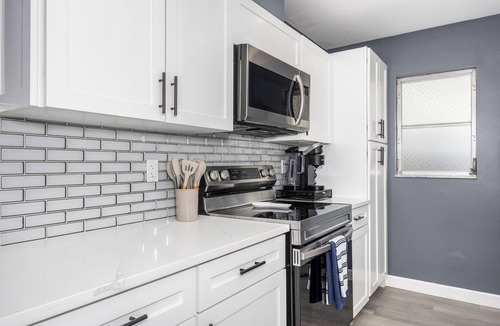 Arlington Park House | Mins to the Beaches and Downtown, Backyard Oasis, Serene Neighborhood