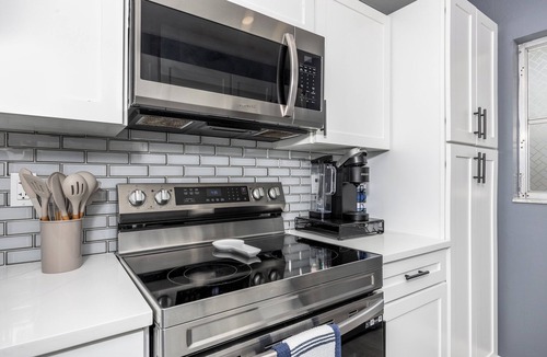 Arlington Park House | Mins to the Beaches and Downtown, Backyard Oasis, Serene Neighborhood