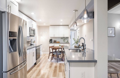 Hillwood House | Mins to WorldCup/18 ppl/ADA/King Beds/BBQ/Fire Pit