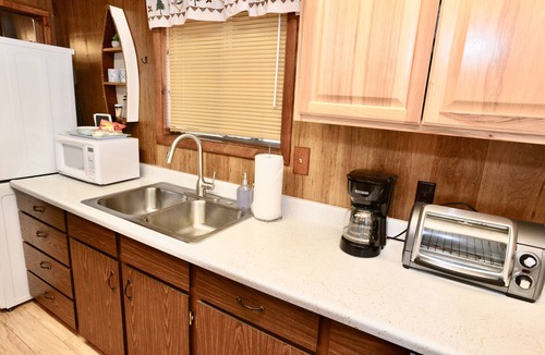 Cascade House | Mint Chip Cabin - Pet friendly - Forested - Large deck - Fire pit