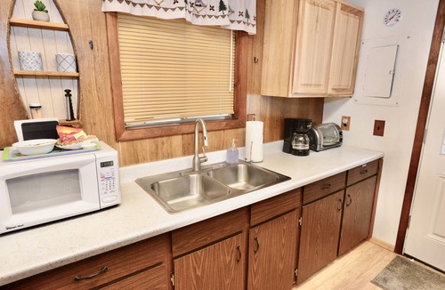 Cascade House | Mint Chip Cabin - Pet friendly - Forested - Large deck - Fire pit