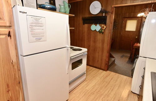 Cascade House | Mint Chip Cabin - Pet friendly - Forested - Large deck - Fire pit