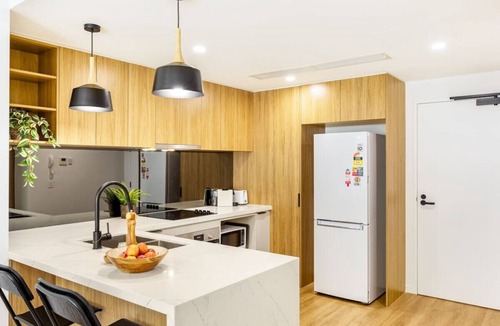 Mount Gravatt Apartment | Mint New Stylish 3Beds Apt View/Shops/Highway!