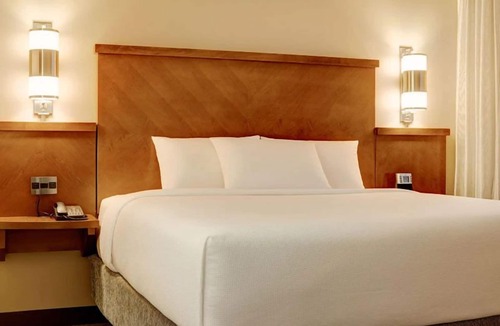 St. Johns Hotel | Minutes Away from Barton Springs! Pets Allowed, Outdoor Pool, FREE Parking!