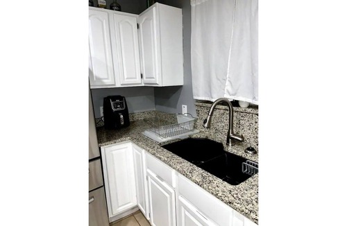 Harlandale House | Minutes away from downtown. 2 story home with balcony.