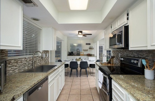 North San Antonio - SAT House | Minutes from airport, hot tub, pool, mini golf, game room