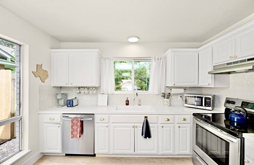 Timber Village House | Minutes from downtown Austin! Cozy bungalow w/fire pit; perfect for families!