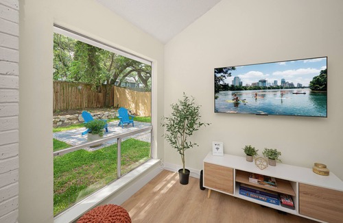 Timber Village House | Minutes from downtown Austin! Cozy bungalow w/fire pit; perfect for families!