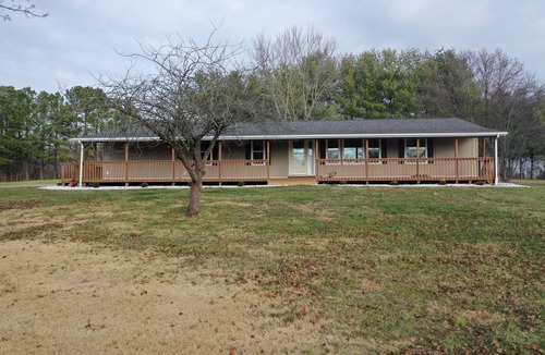 Murphysboro Cabin | Minutes from Lake |Fire Pit | Like-New 3BR Retreat