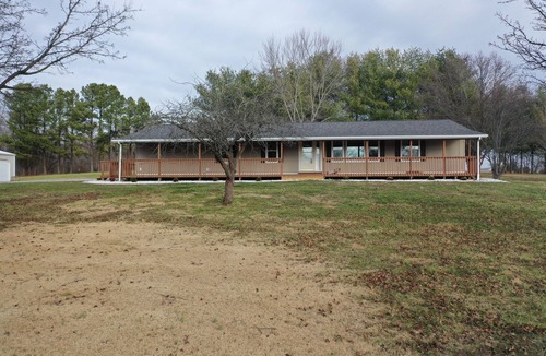 Murphysboro Cabin | Minutes from Lake |Fire Pit | Like-New 3BR Retreat