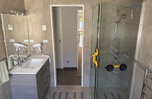 Taradale House | Minutes from Mission