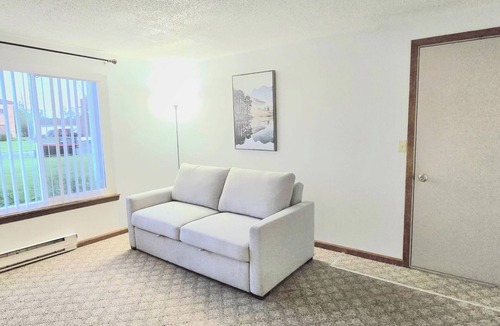 North Tonawanda Apartment | Minutes from Niagara Falls state park, Air Base, Shopping Centers, Universities!