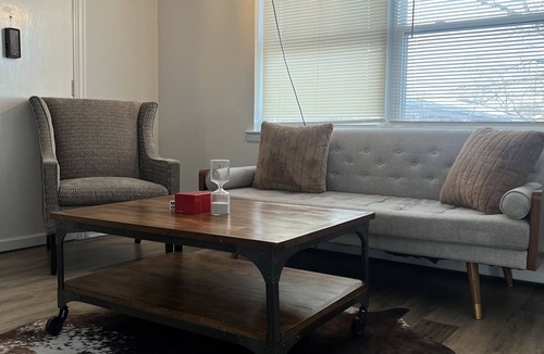 Des Plaines Apartment | Minutes from O’Hare!