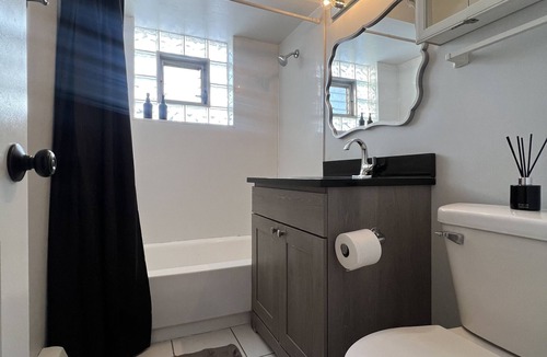 Des Plaines Apartment | Minutes from O’Hare!