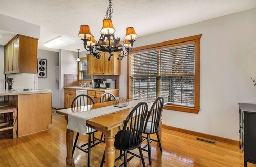 Reeds Spring Cabin | Minutes from SDC! Pools! Scenic Wooded Views! Lake!