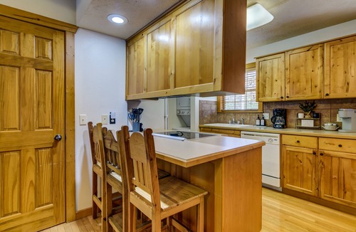 Reeds Spring Cabin | Minutes from SDC! Pools! Scenic Wooded Views! Lake!