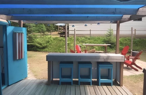Sauble Beach Cottage | Minutes from the beach, large 3 bedroom, huge yard, fire pit,outdoor bar,hot tub