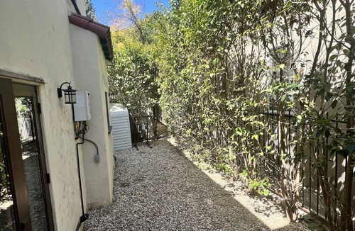 Beachwood Canyon House | Minutes from the Hollywood Sign and the Kodak Theater