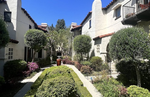 Beachwood Canyon House | Minutes from the Hollywood Sign and the Kodak Theater