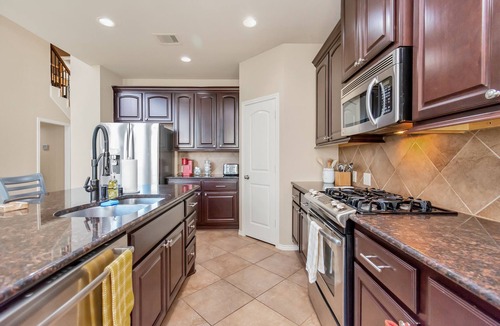 Cypress House | MINUTES FROM THE PREMIUM OUTLETS* LARGE 5 BEDROOMS