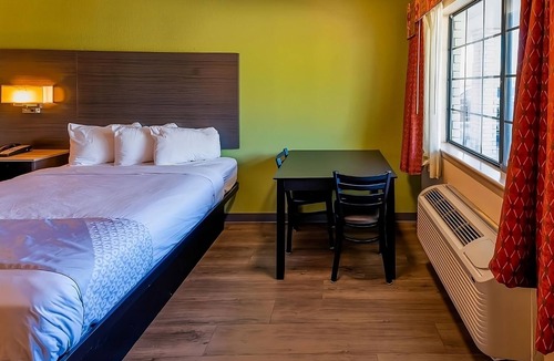Sweet Home Hotel | Minutes from Yoakum Heritage Museum! Parking, FREE Breakfast and Parking!